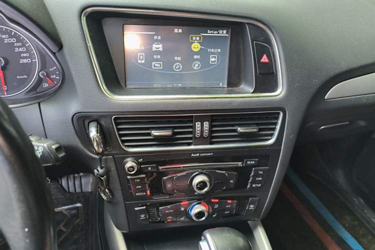Used Audi Q5 2017 40 TFSI Ambition Edition Audio And AC Panel
