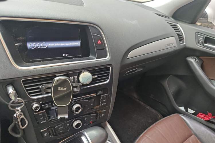 Used Audi Q5 2017 Plus 40 TFSI Ambition Model Audio And AC Panel