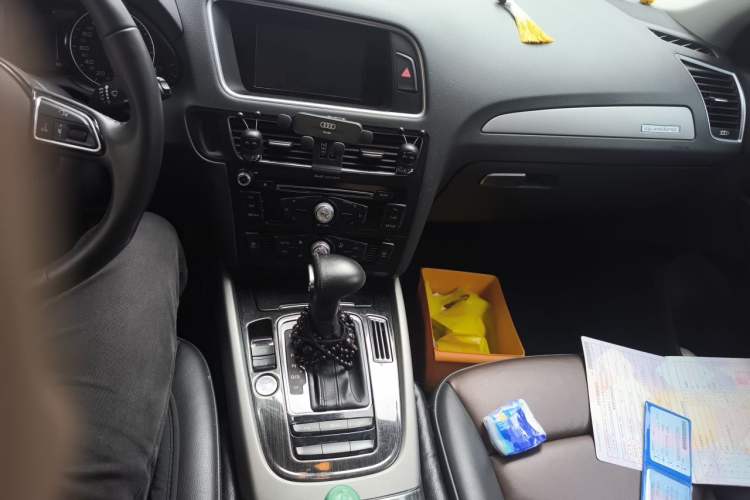 Used Audi Q5 2017 40 TFSI Ambition Edition Audio And AC Panel