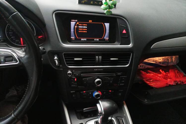 Used Audi Q5 2017 40 TFSI Ambition Edition Audio And AC Panel