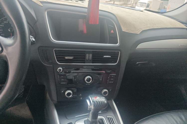 Used Audi Q5 2017 Plus 40 TFSI Technology Model Audio And AC Panel
