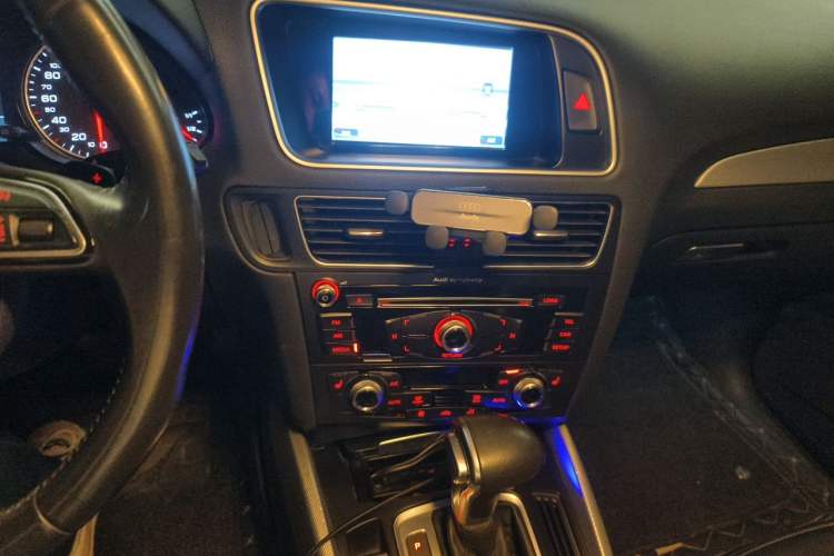 Used Audi Q5 2017 40 TFSI Technology Edition Audio And AC Panel
