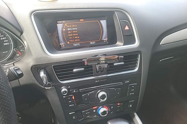 Used Audi Q5 2017 40 TFSI Ambition Edition Audio And AC Panel