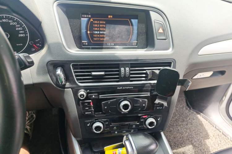 Used Audi Q5 2017 40 TFSI Technology Edition Audio And AC Panel