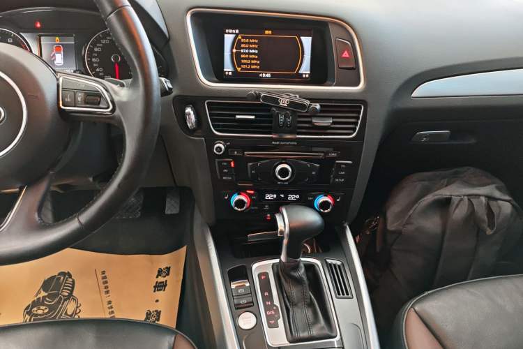 Used Audi Q5 2017 40 TFSI Technology Edition Audio And AC Panel