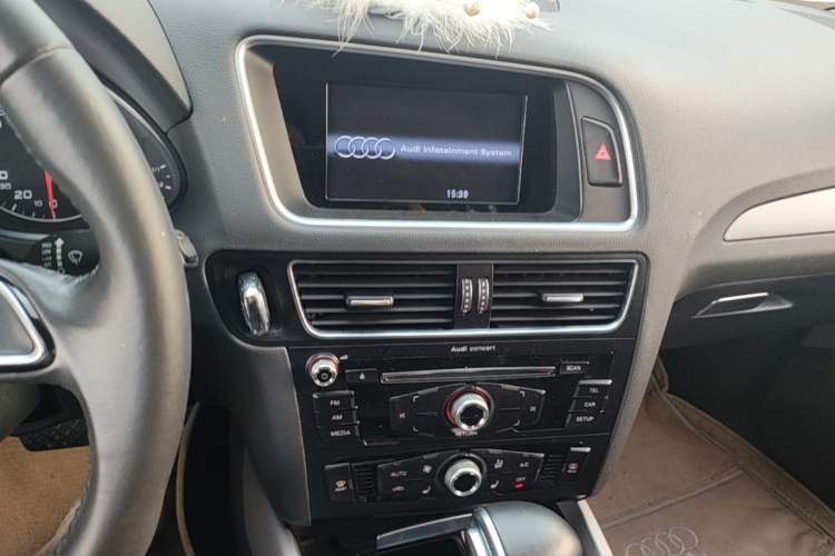 Used Audi Q5 2017 Plus 40 TFSI Ambition Model Audio And AC Panel