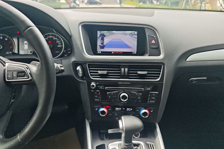Used Audi Q5 2017 40 TFSI Technology Edition Audio And AC Panel