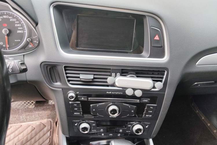 Used Audi Q5 2017 40 TFSI Technology Edition Audio And AC Panel
