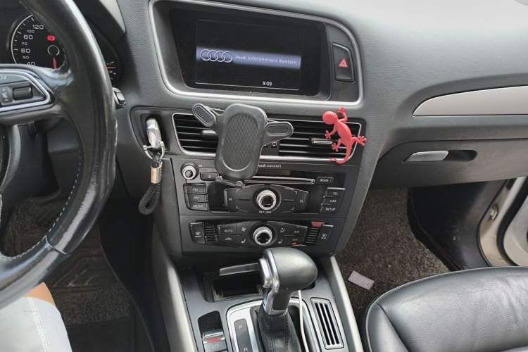 Used Audi Q5 2017 40 TFSI Ambition Edition Audio And AC Panel