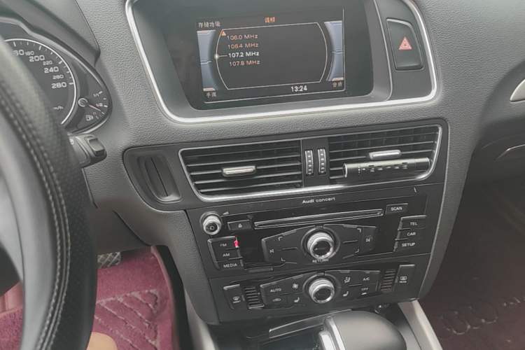 Used Audi Q5 2017 40 TFSI Ambition Edition Audio And AC Panel