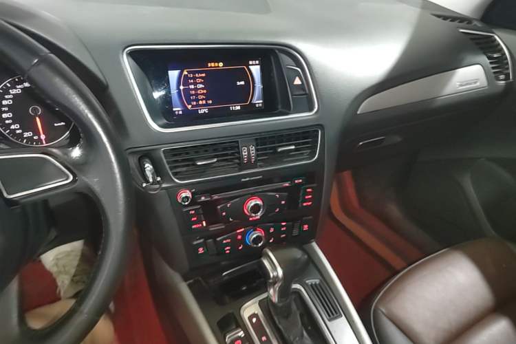 Used Audi Q5 2017 40 TFSI Ambition Edition Audio And AC Panel