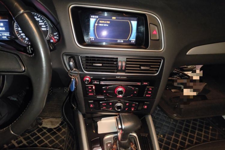 Used Audi Q5 2017 40 TFSI Ambition Edition Audio And AC Panel