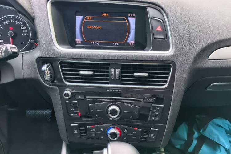 Used Audi Q5 2017 40 TFSI Ambition Edition Audio And AC Panel