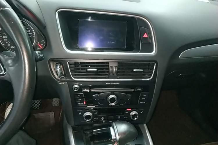 Used Audi Q5 2017 40 TFSI Technology Edition Audio And AC Panel