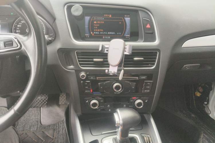 Used Audi Q5 2017 Plus 40 TFSI Technology Model Audio And AC Panel