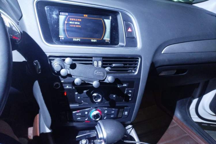 Used Audi Q5 2017 40 TFSI Ambition Edition Audio And AC Panel