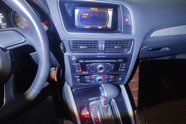 Used Audi Q5 2017 40 TFSI Ambition Edition Audio And AC Panel