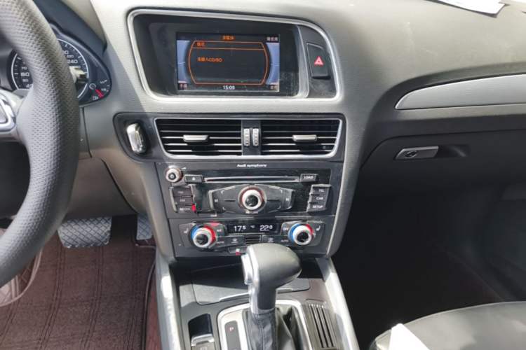 Used Audi Q5 2017 40 TFSI Technology Edition Audio And AC Panel