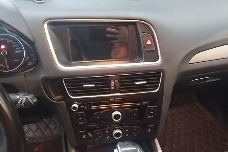 Used Audi Q5 2017 40 TFSI Ambition Edition Audio And AC Panel