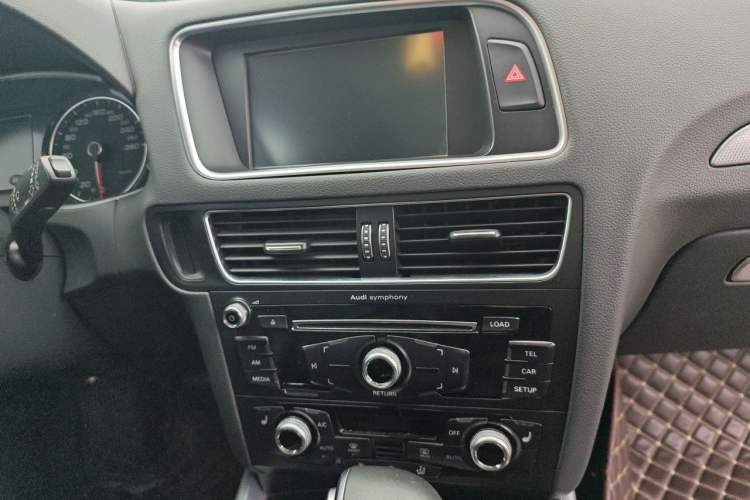 Used Audi Q5 2017 Plus 40 TFSI Technology Model Audio And AC Panel