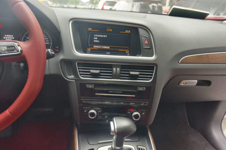 Used Audi Q5 2017 40 TFSI Comfort Model Audio And AC Panel