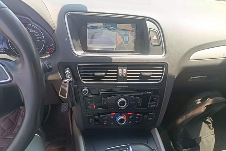 Used Audi Q5 2017 40 TFSI Ambition Edition Audio And AC Panel
