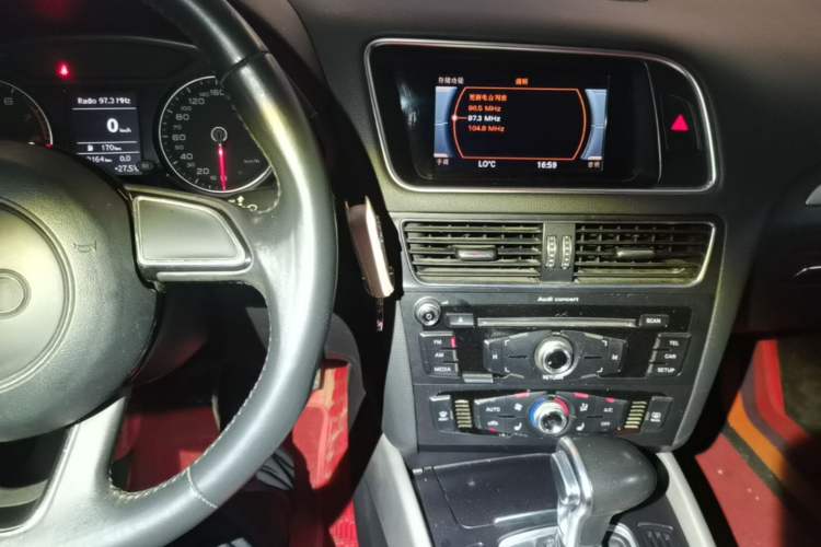 Used Audi Q5 2017 40 TFSI Ambition Edition Audio And AC Panel