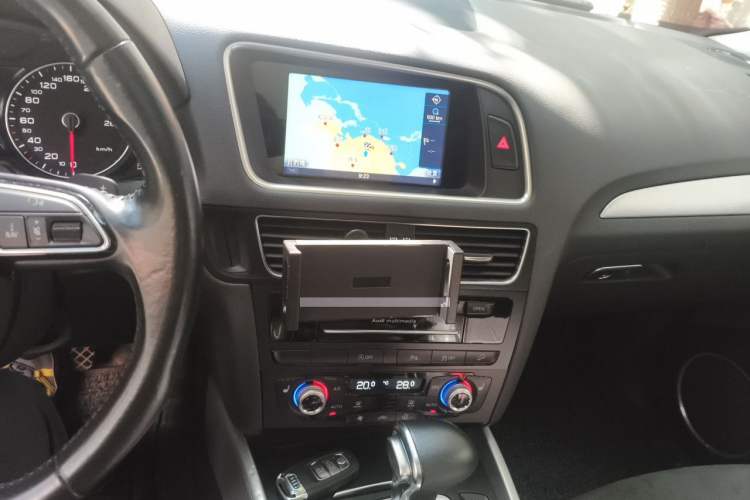 Used Audi Q5 2017 40 TFSI Dynamic Edition Audio And AC Panel