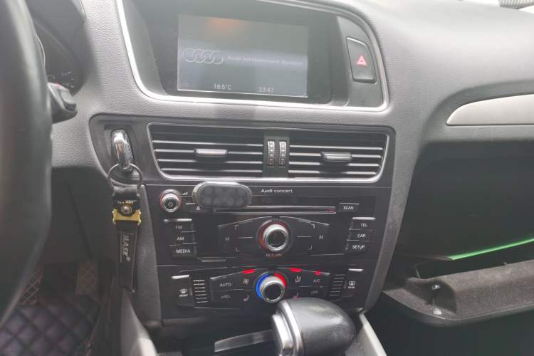 Used Audi Q5 2017 Plus 40 TFSI Ambition Model Audio And AC Panel