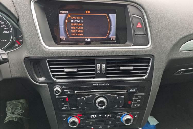 Used Audi Q5 2017 40 TFSI Technology Edition Audio And AC Panel