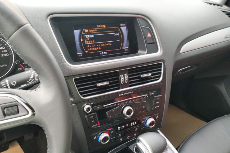 Used Audi Q5 2017 Plus 40 TFSI Technology Model Audio And AC Panel