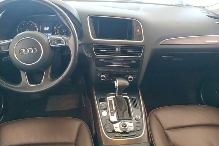 Used Audi Q5 2017 40 TFSI Comfort Model Audio And AC Panel