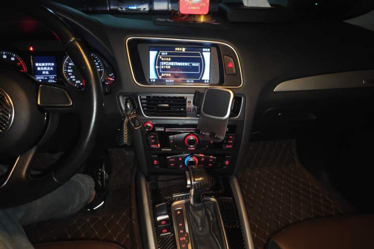Used Audi Q5 2017 40 TFSI Ambition Edition Audio And AC Panel