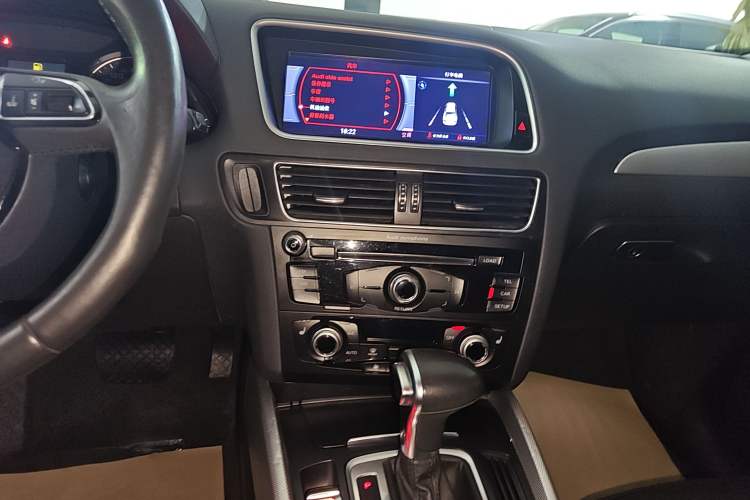Used Audi Q5 2017 Plus 40 TFSI Technology Model Audio And AC Panel