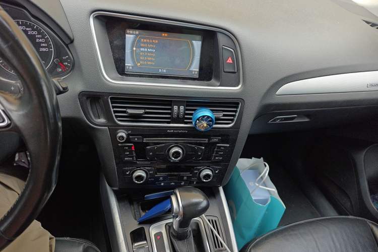 Used Audi Q5 2017 40 TFSI Technology Edition Audio And AC Panel