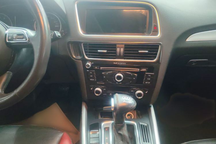 Used Audi Q5 2017 Plus 40 TFSI Technology Model Audio And AC Panel