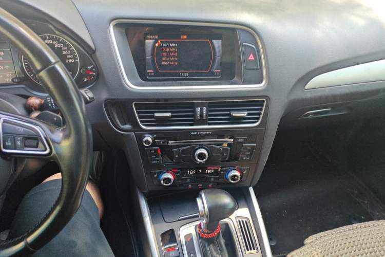 Used Audi Q5 2017 40 TFSI Technology Edition Audio And AC Panel