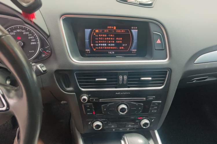 Used Audi Q5 2017 Plus 40 TFSI Technology Model Audio And AC Panel