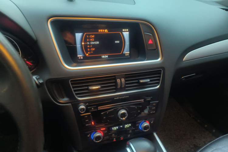 Used Audi Q5 2017 Plus 40 TFSI Technology Model Audio And AC Panel