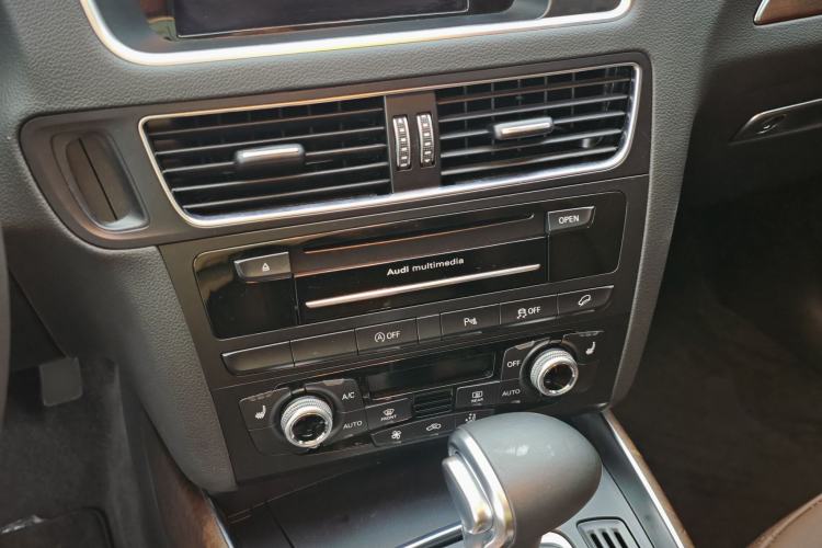 Used Audi Q5 2017 40 TFSI Comfort Model Audio And AC Panel