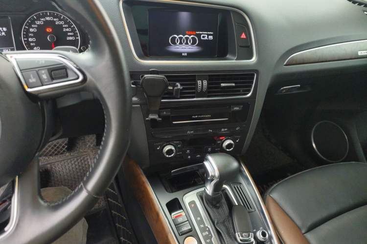 Used Audi Q5 2017 40 TFSI Comfort Model Audio And AC Panel