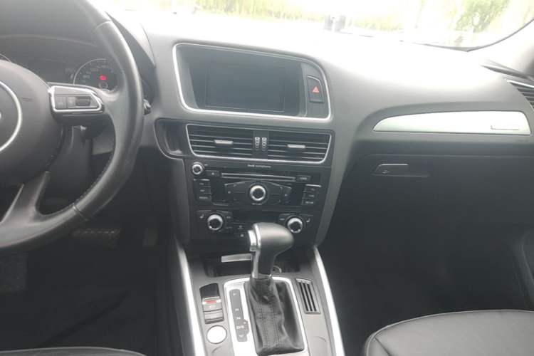 Used Audi Q5 2017 40 TFSI Technology Edition Audio And AC Panel