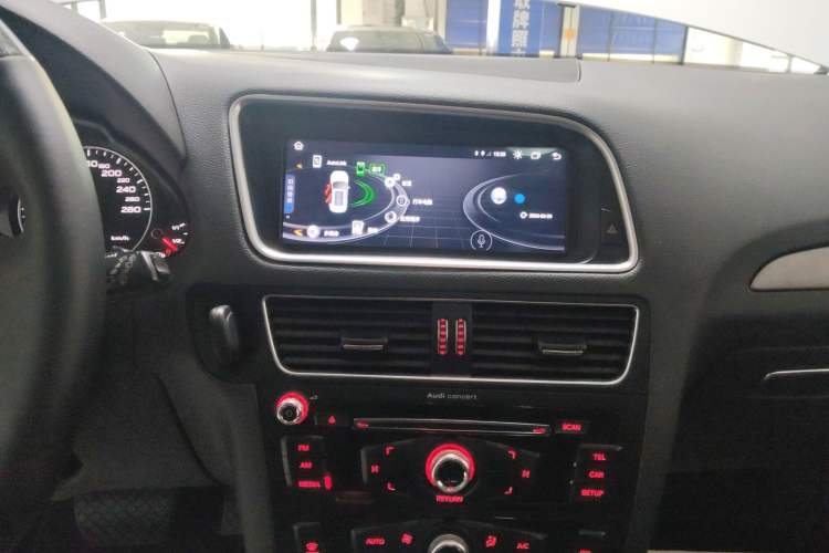 Used Audi Q5 2017 40 TFSI Ambition Edition Audio And AC Panel