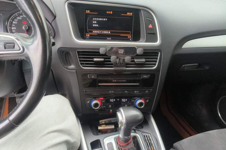 Used Audi Q5 2017 40 TFSI Dynamic Edition Audio And AC Panel