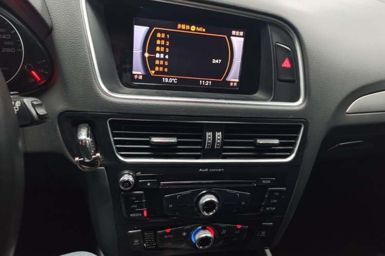 Used Audi Q5 2017 40 TFSI Ambition Edition Audio And AC Panel