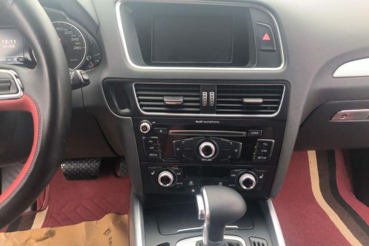 Used Audi Q5 2017 Plus 40 TFSI Technology Model Audio And AC Panel