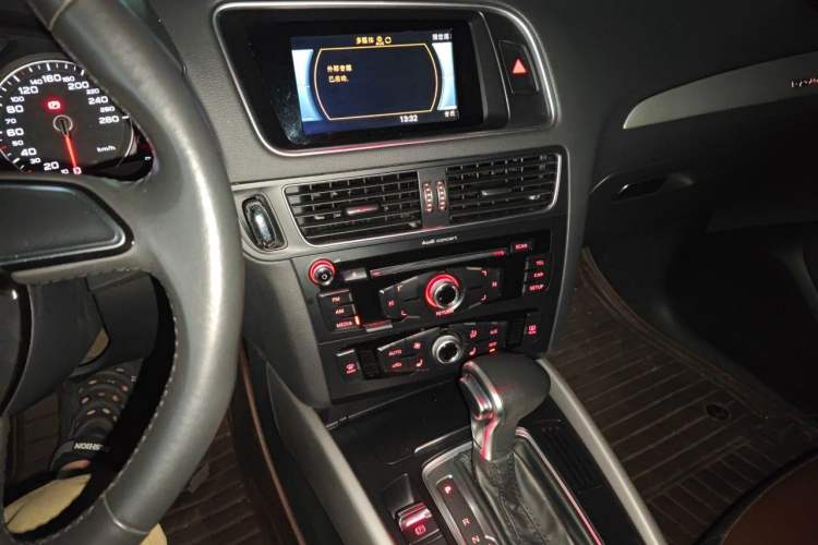 Used Audi Q5 2017 Plus 40 TFSI Ambition Model Audio And AC Panel