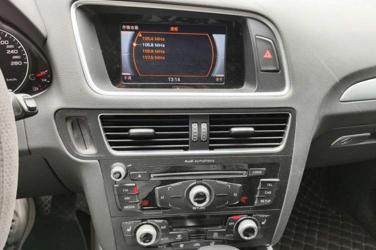 Used Audi Q5 2017 40 TFSI Technology Edition Audio And AC Panel