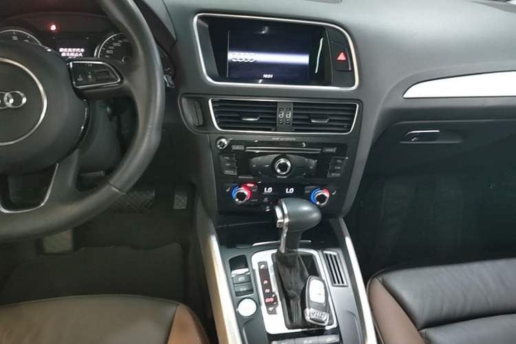 Used Audi Q5 2017 Plus 40 TFSI Technology Model Audio And AC Panel