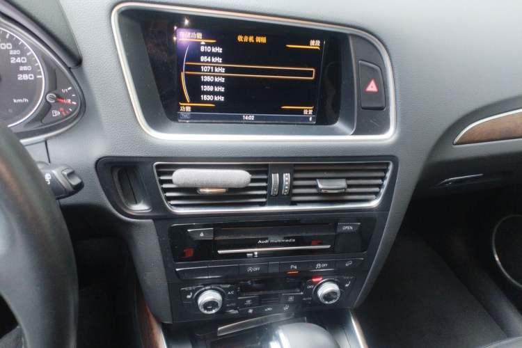 Used Audi Q5 2017 Plus 40 TFSI Comfort Model Audio And AC Panel